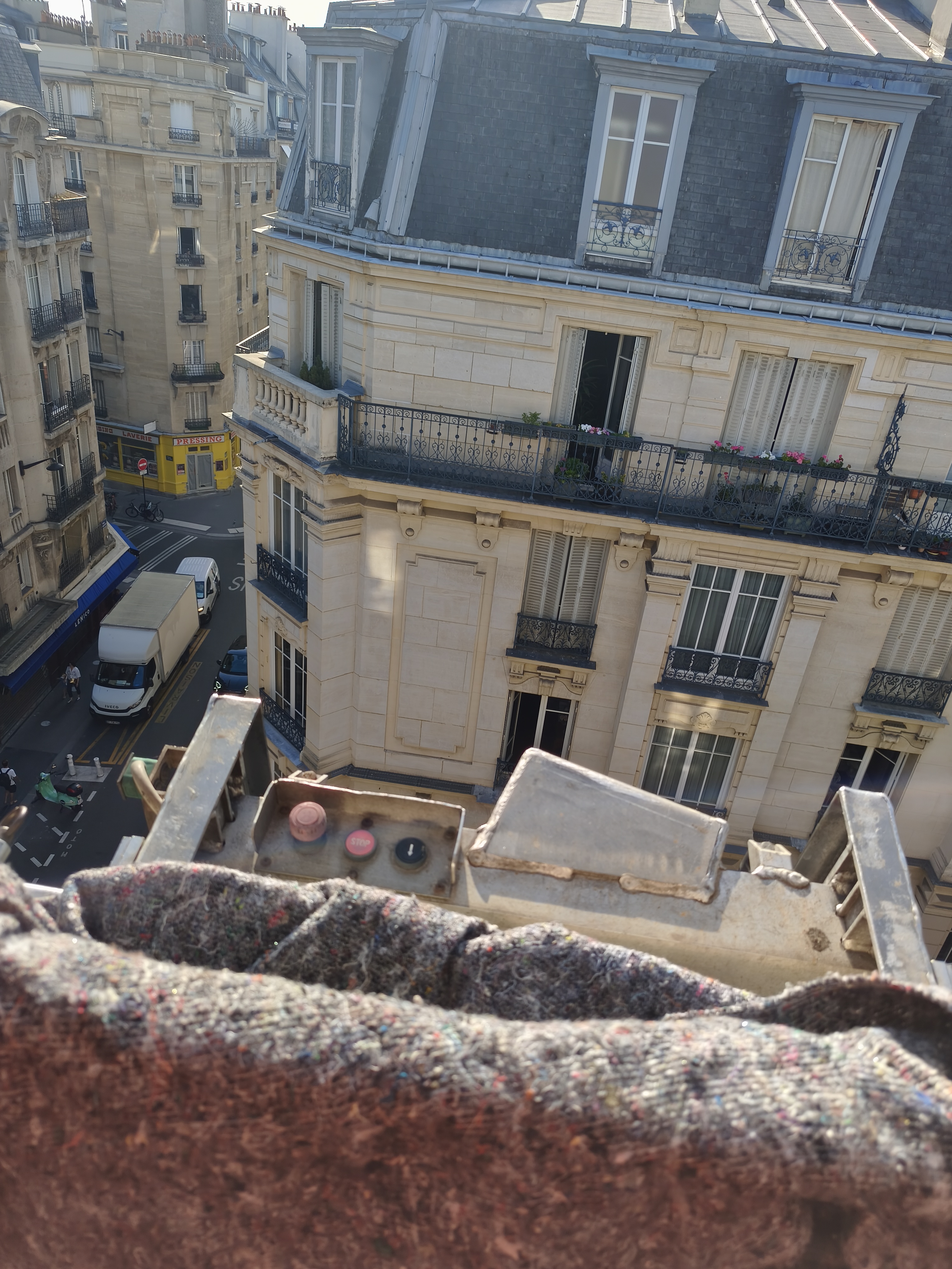 Monte-meubles DEME DRIVE déployé en hauteur sur un bâtiment